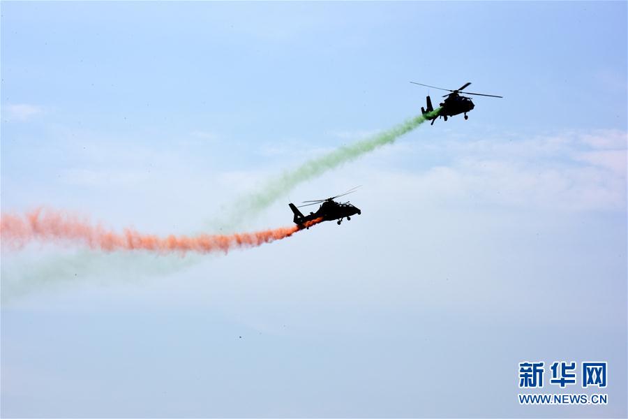 陸軍“風雷”飛行表演隊亮相第四屆天津直博會