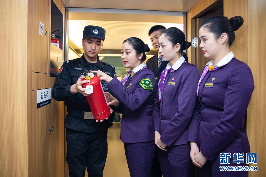 南京：高铁乘务员备战春运