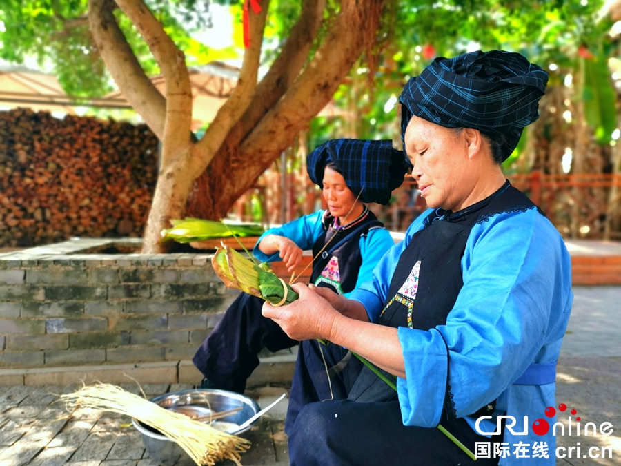 贵州贞丰：布依族准备春节美食忙
