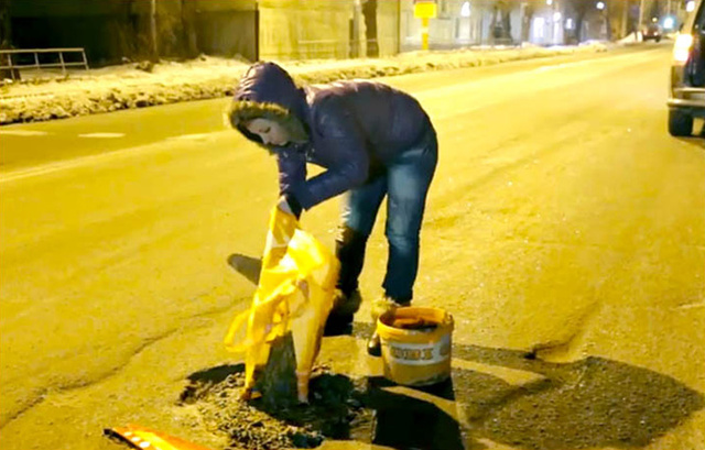 俄美女难忍家乡道路太破 夜晚自己动手修路