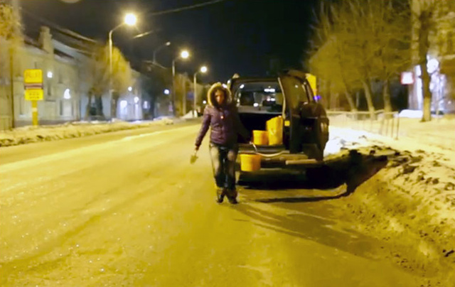 俄美女难忍家乡道路太破 夜晚自己动手修路