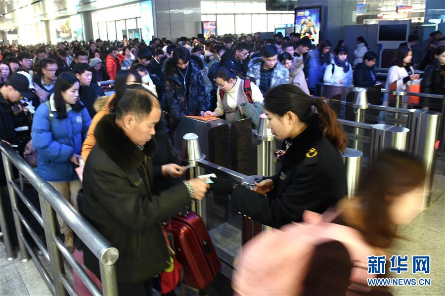 济南火车站迎来春运前首轮客流高峰