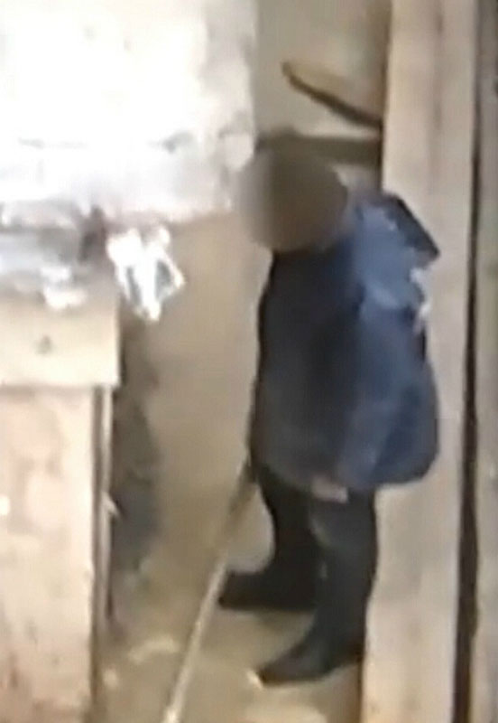 虐狗者铁棍打瞎小狗 狗获救时喝水染红水碗