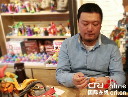 指尖绽放立体国画 西安”80后”小伙用创新捏活面塑