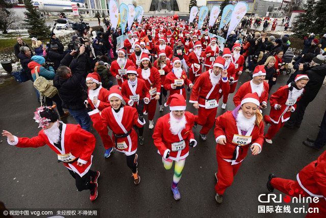 俄罗斯民众扮圣诞老人为慈善开跑