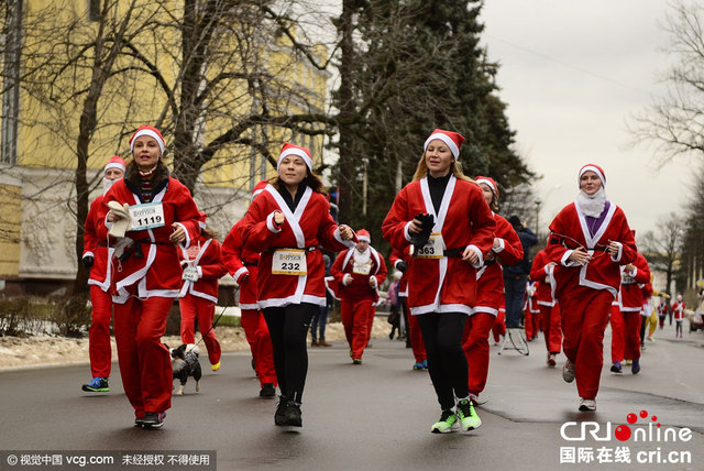 俄罗斯民众扮圣诞老人为慈善开跑