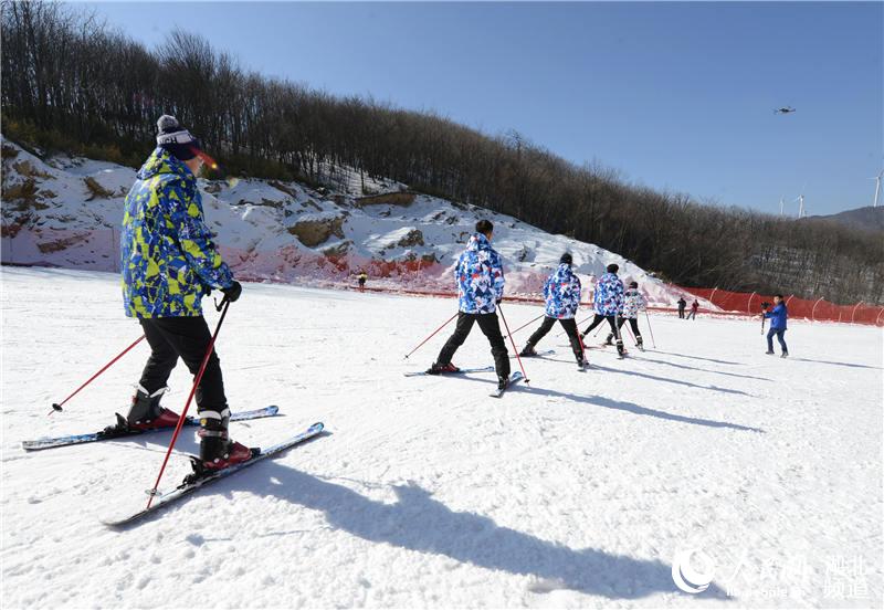 湖北保康：高山滑雪享乐趣