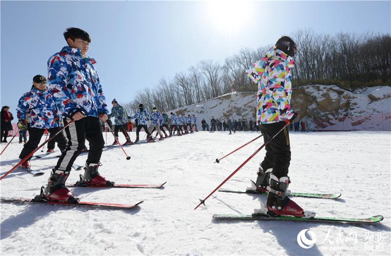 湖北保康：高山滑雪享樂趣