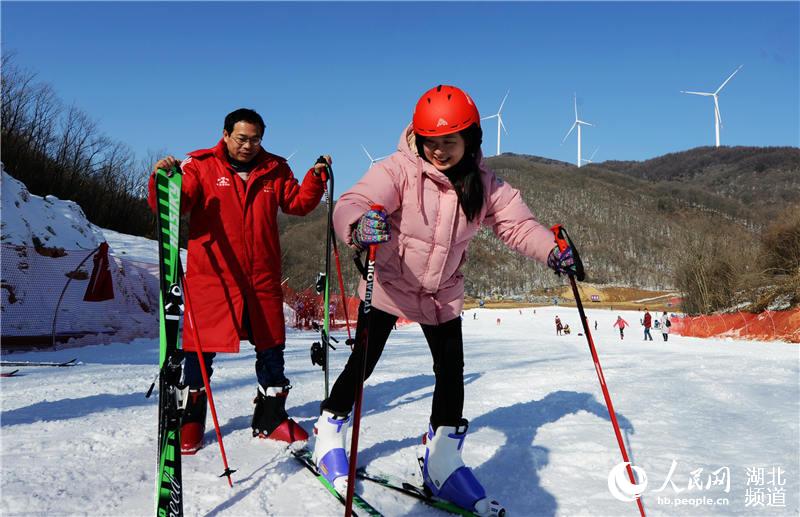 湖北保康：高山滑雪享樂趣