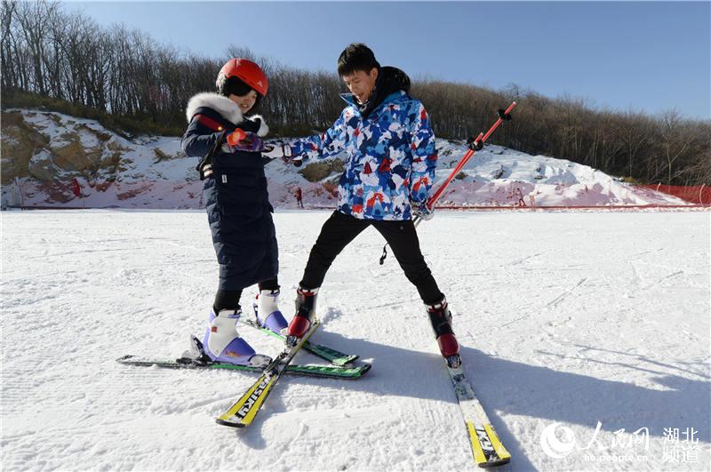 湖北保康：高山滑雪享樂趣