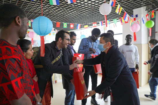 貴州大學國際教育學院舉辦留學生新春慰問及文化體驗活動