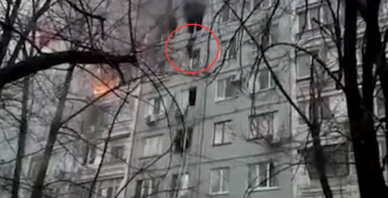俄一居民楼爆炸起火 78岁老大爷从7层跳下后奇迹生还
