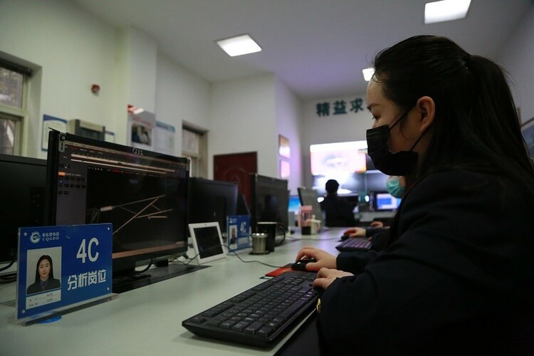 （有修改）（没有其他照片）【B】重庆铁路供电“娘子军”守护旅客平安行