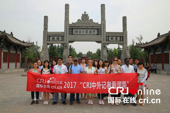 【精彩報道-圖片列表】“2017CRI中外記者看河南”記者團探訪中國佛教祖庭白馬寺