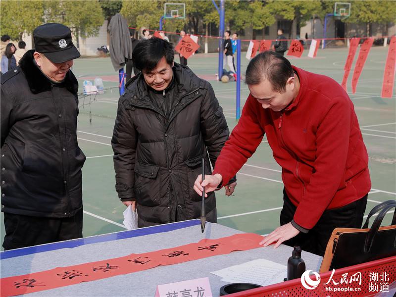 书法家送福进高校 定制版春联写和谐