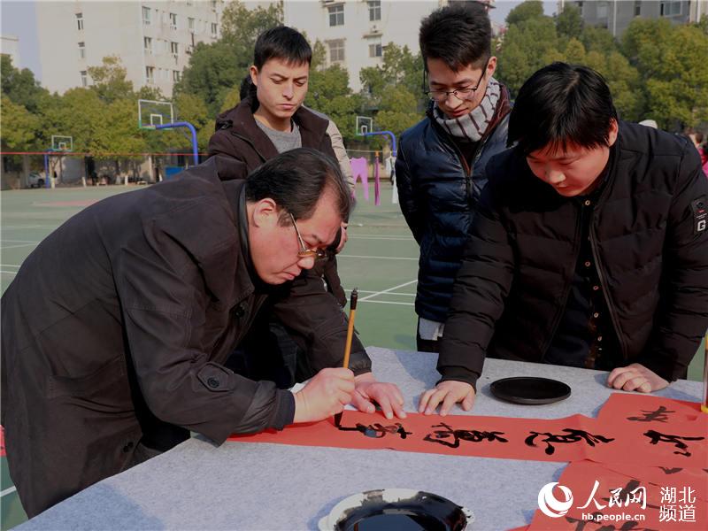 书法家送福进高校 定制版春联写和谐