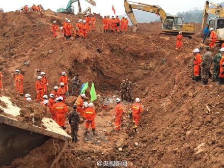 深圳滑坡救援现场发现生命体征 官兵正紧张救援