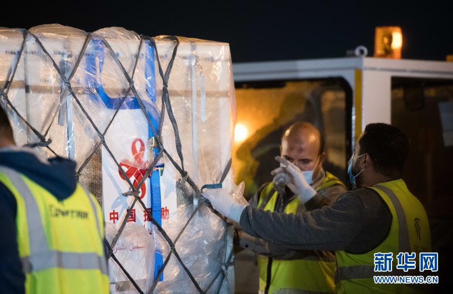 中国援助埃及的首批新冠疫苗运抵开罗
