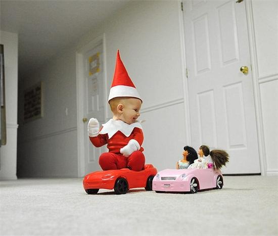 双语：爸比把儿子扮成圣诞小精灵萌一脸血