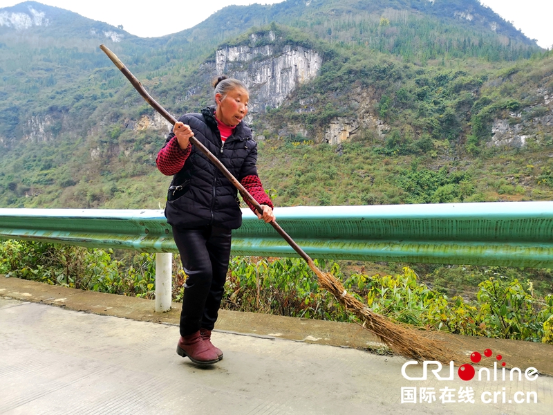 贵州黔西：大山里的六旬环卫夫妻（组图）