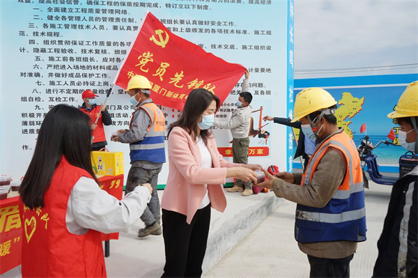 防疫施工两手抓 中建四局暖心举措鼓励工友留“厦”