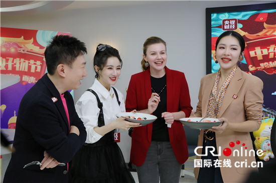 波兰网红翠花在中国中东欧直播带货上和薇娅等主持人互动