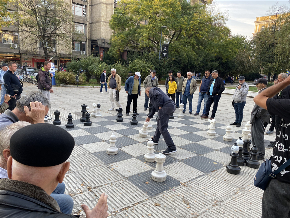 【圖片專題】波黑薩拉熱窩廣場上老人們在遊戲
