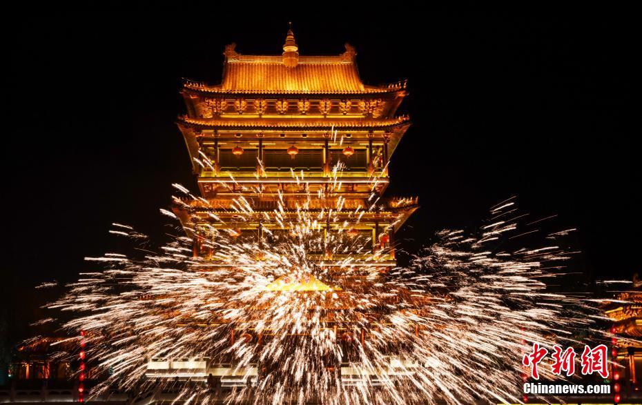 「打鉄花」で華々しく迎える元宵節　山東省棗荘市_fororder_1