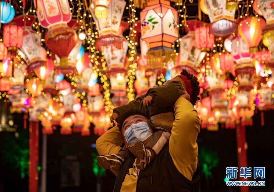 流光溢彩過大年