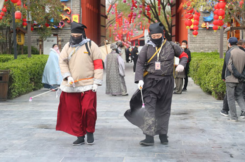 （有修改）【河南原創】清明上河園“硬核”開園：“蒙面俠”服務入園遊客