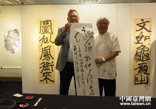 田老師向臺灣書畫學(xué)會理事長高明達贈送作品