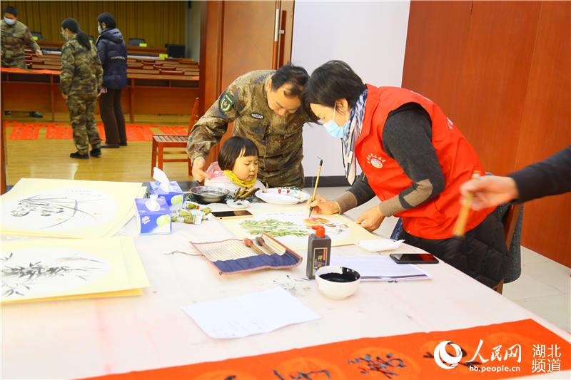 湖北孝感：荊楚紅色文藝輕騎兵送書畫進軍營