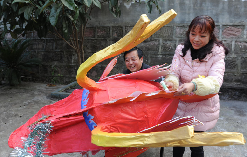 （转载）百年火龙“烧”起来 温暖远游子 线上云团聚