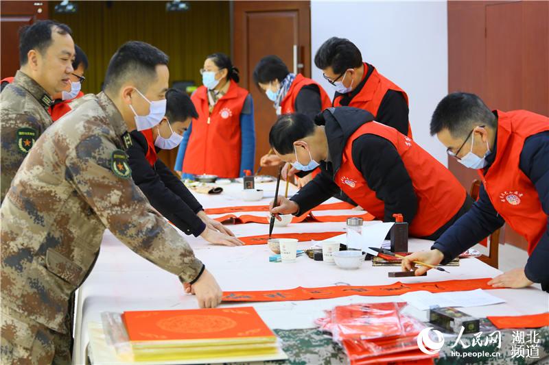 湖北孝感：荆楚红色文艺轻骑兵送书画进军营