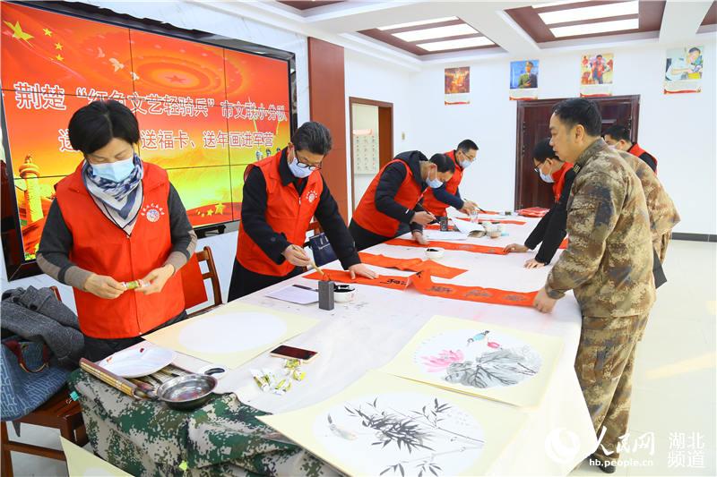 湖北孝感：荊楚紅色文藝輕騎兵送書畫進軍營