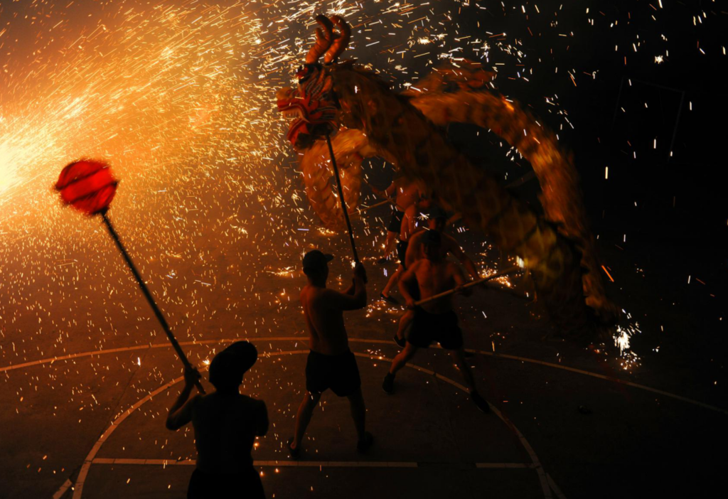 （转载）百年火龙“烧”起来 温暖远游子 线上云团聚