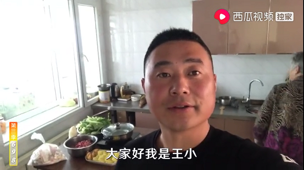 一盘盘农家菜走红西瓜视频后，农民王小仍自种水稻 坚持致富不忘本