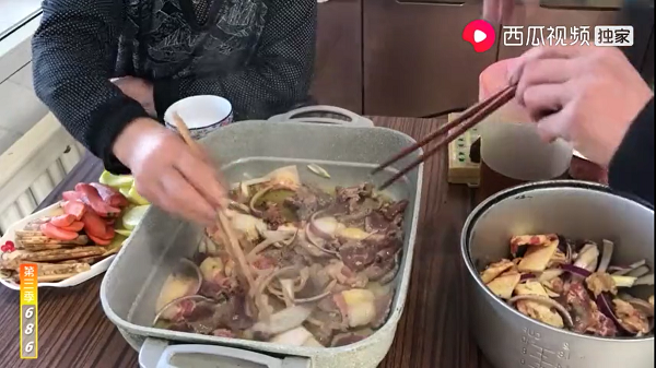 一盘盘农家菜走红西瓜视频后，农民王小仍自种水稻 坚持致富不忘本