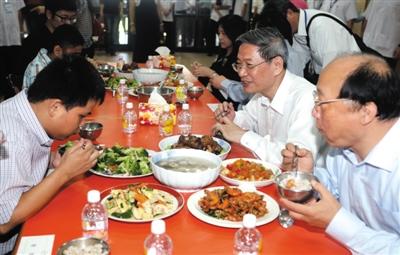 國臺辦主任張志軍(右二)在台中市長胡志強的陪同下和盲校的孩子共進午餐。