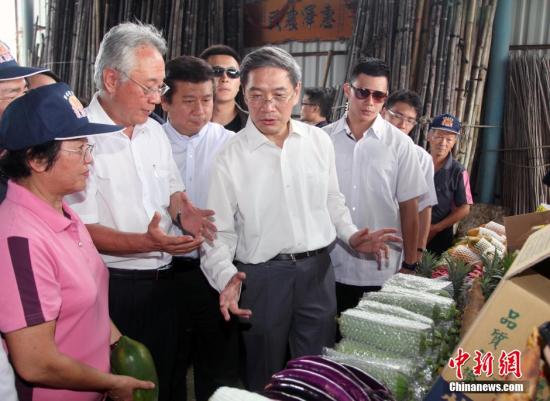 6月27日，國務(wù)院臺(tái)辦主任張志軍來到高雄市杉林區(qū)訪問農(nóng)戶。