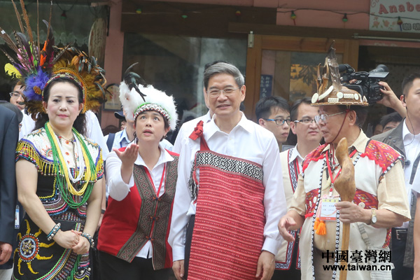 张志军身着民族服装，化身乌来旅游推销员