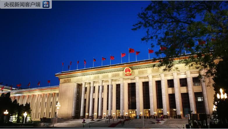 26日晚,人民大会堂东门外,礼兵已经就位.(央视记者韩锐拍摄)