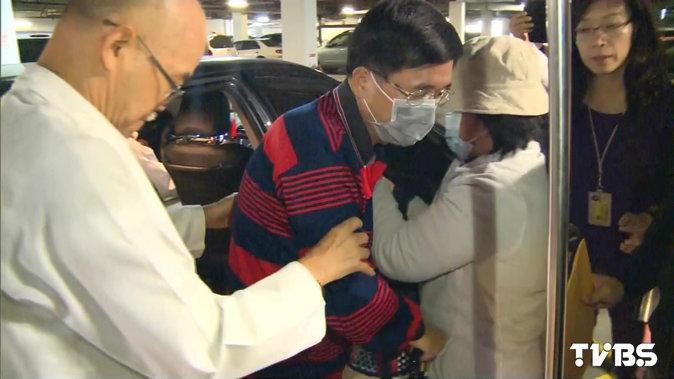 陈水扁首度外出至医院会诊 初判免住院(组图) 陈水扁首度外出至医院会诊 初判免住院(组图)