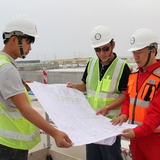 沙漠上建起“水立方” 中国建造在卡塔尔赢得口碑_fororder_03.葛洲坝集团中方员工在施工现场