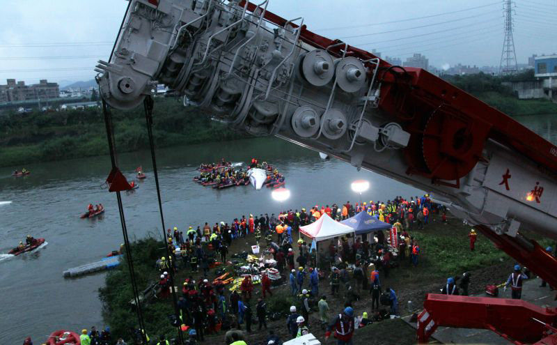 復興航空台北飛金門GE-235班機，起飛後墜落在基隆河，利用大型吊車將飛機殘骸吊上岸