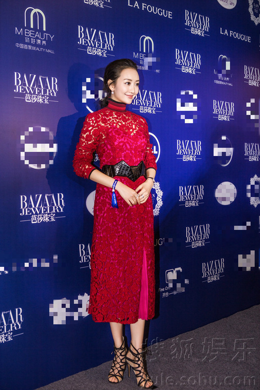 王鷗受邀芭莎珠寶夜宴 中國紅極致優雅