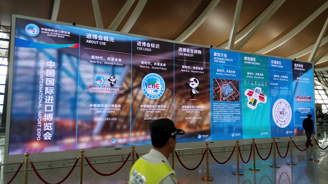 “硬核”科技 上海浦东机场再添一台多功能智慧大屏