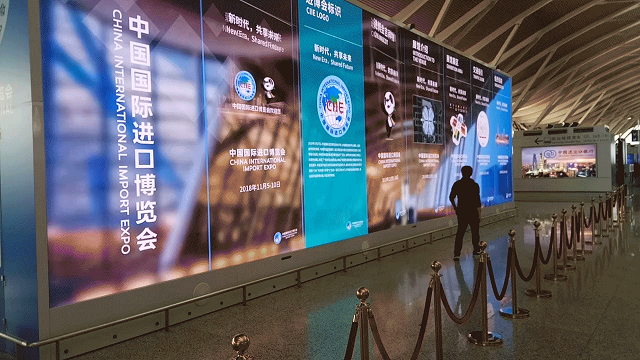 “硬核”科技 上海浦东机场再添一台多功能智慧大屏