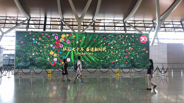 “硬核”科技 上海浦东机场再添一台多功能智慧大屏