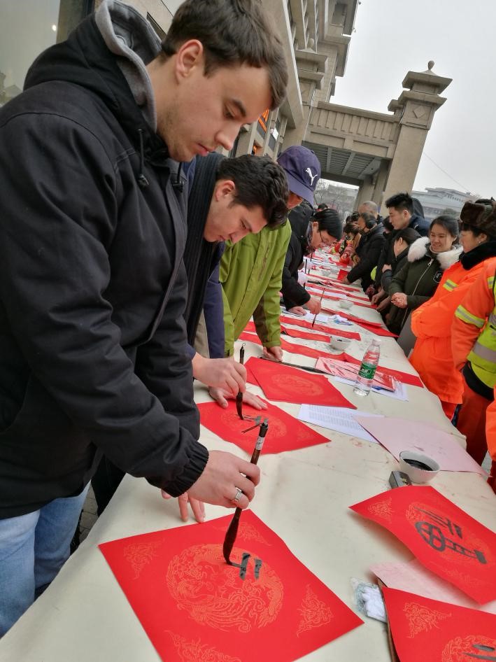 西安市碑林区举行名家送春联  “书书福福”过大年活动